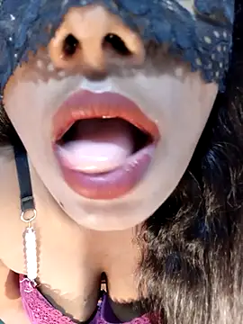 Snapshot of kameeliya99 chatting on 10.26.25 kameeliya99 online show from 10.26.25