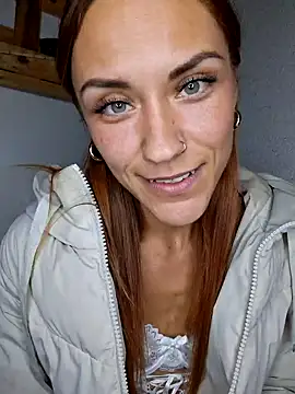 Snapshot of SlimBellaa chatting on 09.30.25 SlimBellaa online show from 09.30.25