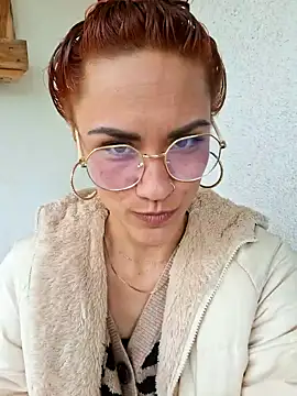 Snapshot of SlimBellaa chatting on 10.21.25 SlimBellaa online show from 10.21.25