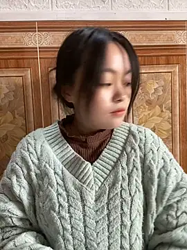 Snapshot of Julia-Elsa chatting on 11.04.25 Julia-Elsa online show from 11.04.25