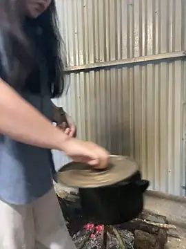 Snapshot of Julia-Elsa chatting on 11.05.25 Julia-Elsa online show from 11.05.25