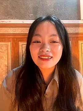 Snapshot of Julia-Elsa chatting on 11.08.25 Julia-Elsa online show from 11.08.25