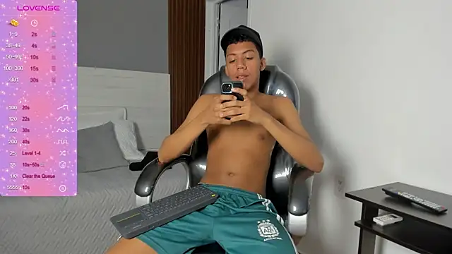 Snapshot of Brunette__boy chatting on 11.15.25 Brunette boy online show from 11.15.25