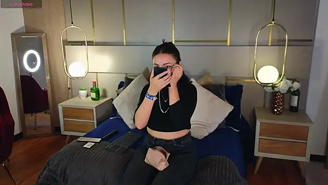 Lina Montclair online show from 04.21.26