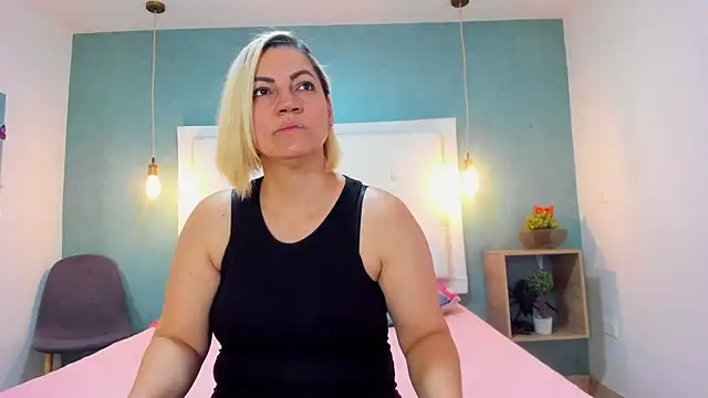 Snapshot of Heidy_milf chatting on 11.22.25 Heidy milf online show from 11.22.25