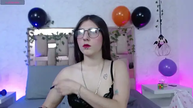 Snapshot of ScarlettRox chatting on 10.30.25 ScarlettRox online show from 10.30.25