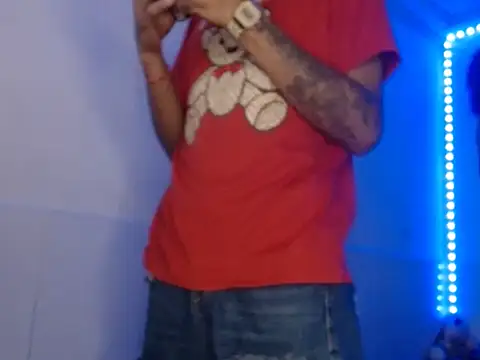 Snapshot of Sexy_hotlatin25 chatting on 10.14.25 Sexy hotlatin25 online show from 10.14.25