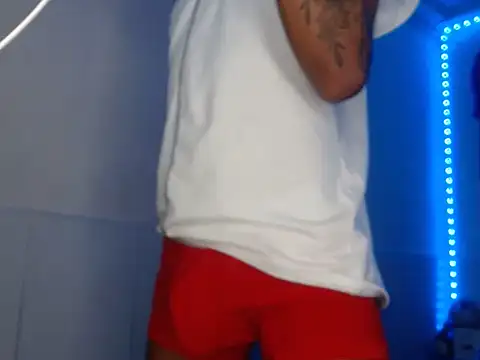 Snapshot of Sexy_hotlatin25 chatting on 10.25.25 Sexy hotlatin25 online show from 10.25.25