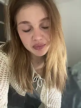 Snapshot of Emaline_Fane chatting on 03.11.26 Emaline Fane online show from 03.11.26