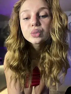 Snapshot of Emaline_Fane chatting on 04.03.26 Emaline Fane online show from 04.03.26