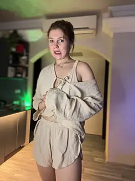 Snapshot of Emaline_Fane chatting on 04.04.26 Emaline Fane online show from 04.04.26