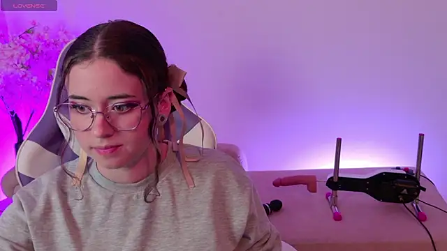 Snapshot of Mia_wee chatting on 02.16.26 Mia wee online show from 02.16.26