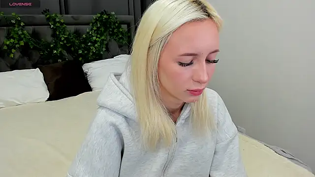 cute luucy online show from 11.19.25