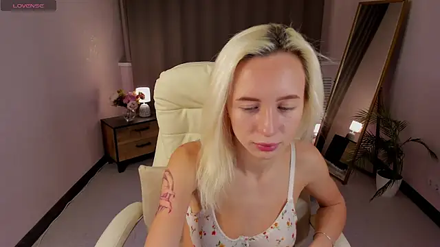 Snapshot of cute_luucy chatting on 02.19.26 cute luucy online show from 02.19.26