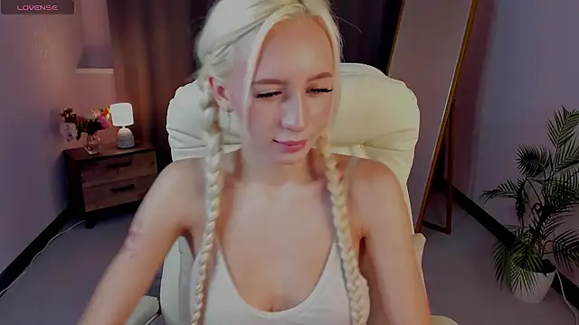 Snapshot of cute_luucy chatting on 02.28.26 cute luucy online show from 02.28.26