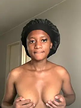 Snapshot of sweetcake87 chatting on 10.15.25 sweetcake87 online show from 10.15.25