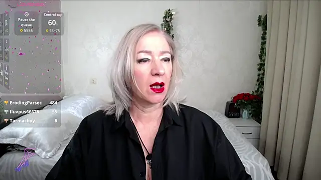 Snapshot of hunters_woman chatting on 05.29.26 hunters woman online show from 05.29.26