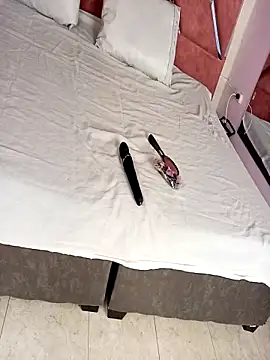 Dulce Pettit online show from 10.17.25