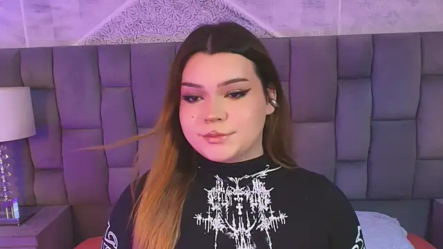 Snapshot of Maxxxine1 chatting on 12.04.25 Maxxxine1 online show from 12.04.25