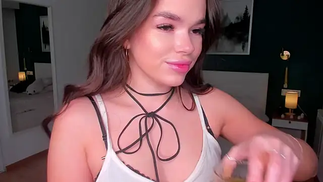 Snapshot of HollisHearl chatting on 11.28.25 HollisHearl online show from 11.28.25