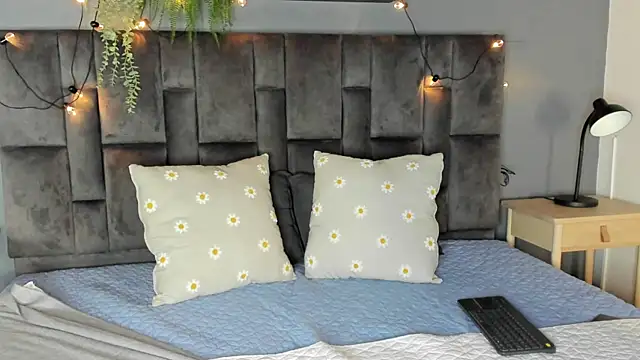 Snapshot of RiriiBrunette__ chatting on 09.22.25 RiriiBrunette online show from 09.22.25