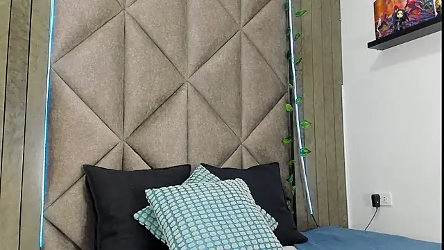 Snapshot of RiriiBrunette__ chatting on 10.17.25 RiriiBrunette online show from 10.17.25