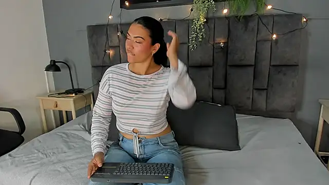 Snapshot of RiriiBrunette__ chatting on 11.01.25 RiriiBrunette online show from 11.01.25