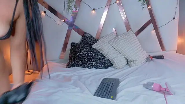 Snapshot of RiriiBrunette__ chatting on 11.20.25 RiriiBrunette online show from 11.20.25