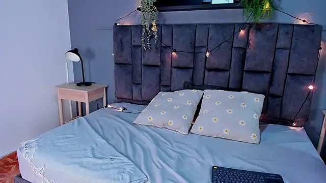 Snapshot of RiriiBrunette__ chatting on 11.20.25 RiriiBrunette online show from 11.20.25