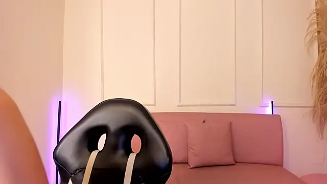 Snapshot of Lilily_lv chatting on 12.18.25 Lilily lv online show from 12.18.25