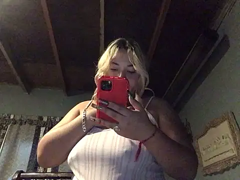 Snapshot of mooniebarbie1 chatting on 10.17.25 mooniebarbie1 online show from 10.17.25