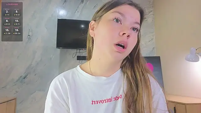 Snapshot of miss_bubbles_ chatting on 10.04.25 miss bubbles online show from 10.04.25