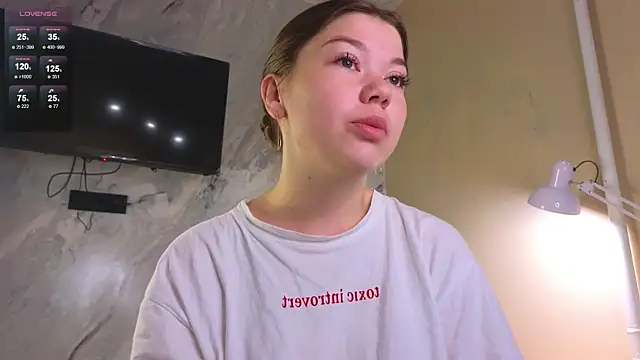 Snapshot of miss_bubbles_ chatting on 10.06.25 miss bubbles online show from 10.06.25