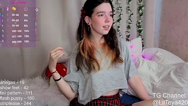 Snapshot of little_Teya chatting on 09.10.25 little Teya online show from 09.10.25