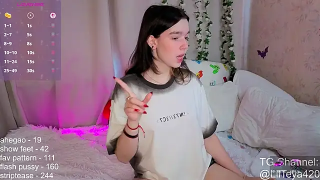 Snapshot of little_Teya chatting on 09.30.25 little Teya online show from 09.30.25