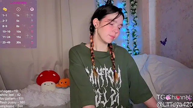 Snapshot of little_Teya chatting on 10.16.25 little Teya online show from 10.16.25