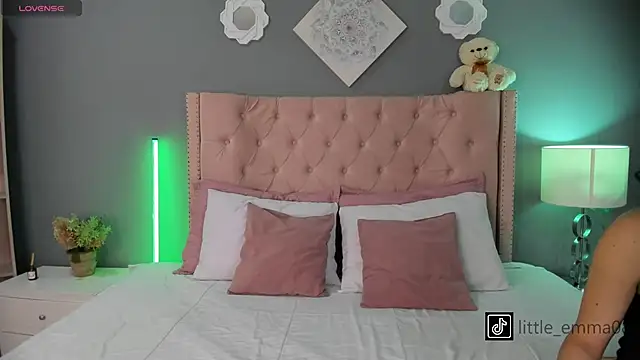 Snapshot of Joe_And_Emma chatting on 10.21.25 Joe And Emma online show from 10.21.25