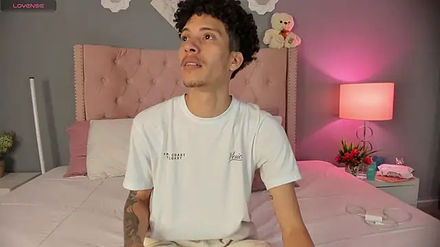 Snapshot of Joe_And_Emma chatting on 11.23.25 Joe And Emma online show from 11.23.25