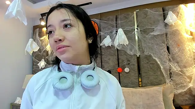 Snapshot of BarbieMonet chatting on 11.02.25 BarbieMonet online show from 11.02.25