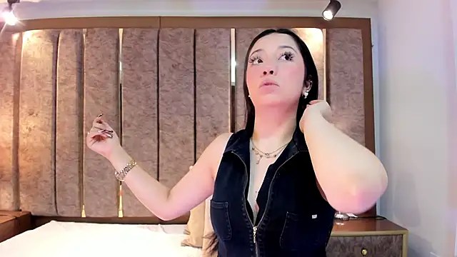 Snapshot of BarbieMonet chatting on 11.08.25 BarbieMonet online show from 11.08.25