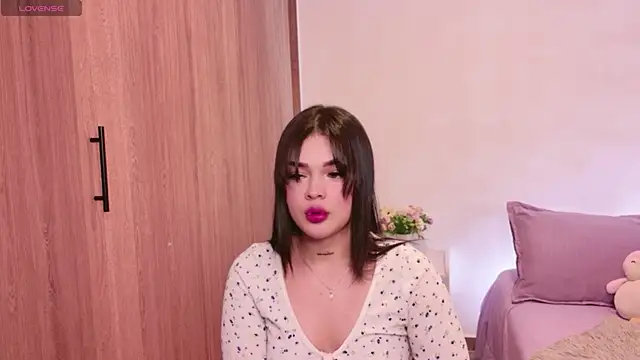 Snapshot of DulceDuarte chatting on 11.03.25 DulceDuarte online show from 11.03.25