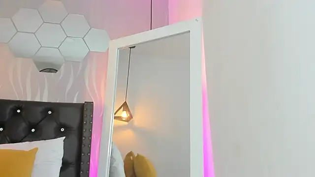 Snapshot of lucia-cute chatting on 09.25.25 lucia-cute online show from 09.25.25