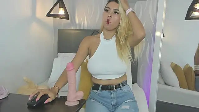 Snapshot of lucia-cute chatting on 11.20.25 lucia-cute online show from 11.20.25