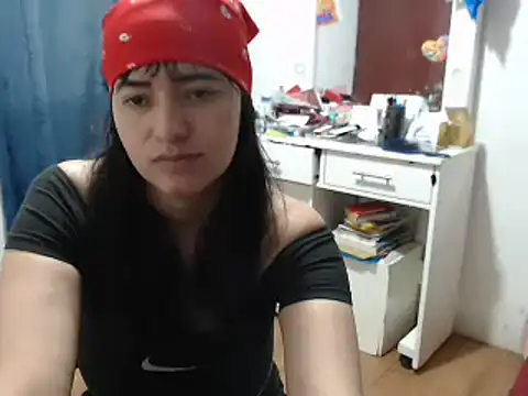 Snapshot of annie_clark2 chatting on 12.10.24 annie clark2 online show from 12.10.24