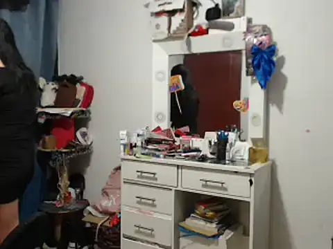 Snapshot of annie_clark2 chatting on 12.12.24 annie clark2 online show from 12.12.24