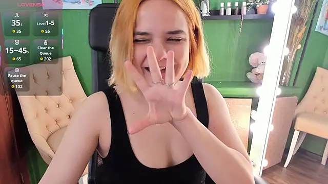 Snapshot of Gina_Dawson chatting on 10.13.25 Gina Dawson online show from 10.13.25