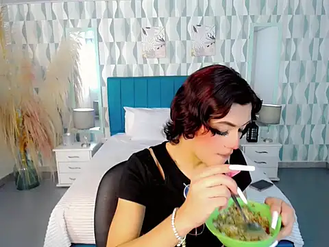 nathalialoes1 online show from 11.13.25