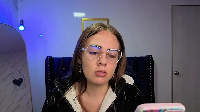 Snapshot of Luna_Star_v chatting on 11.08.25 Luna Star v online show from 11.08.25