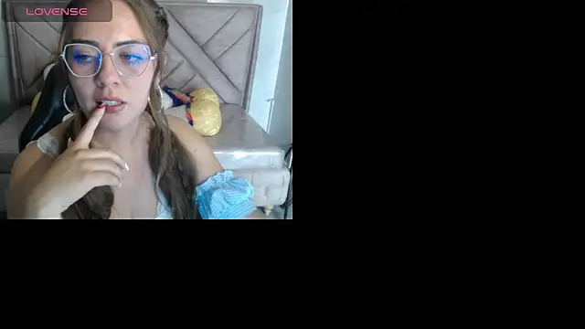 Snapshot of Luna_Star_v chatting on 11.12.25 Luna Star v online show from 11.12.25