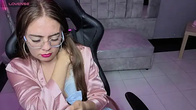 Snapshot of Luna_Star_v chatting on 11.16.25 Luna Star v online show from 11.16.25